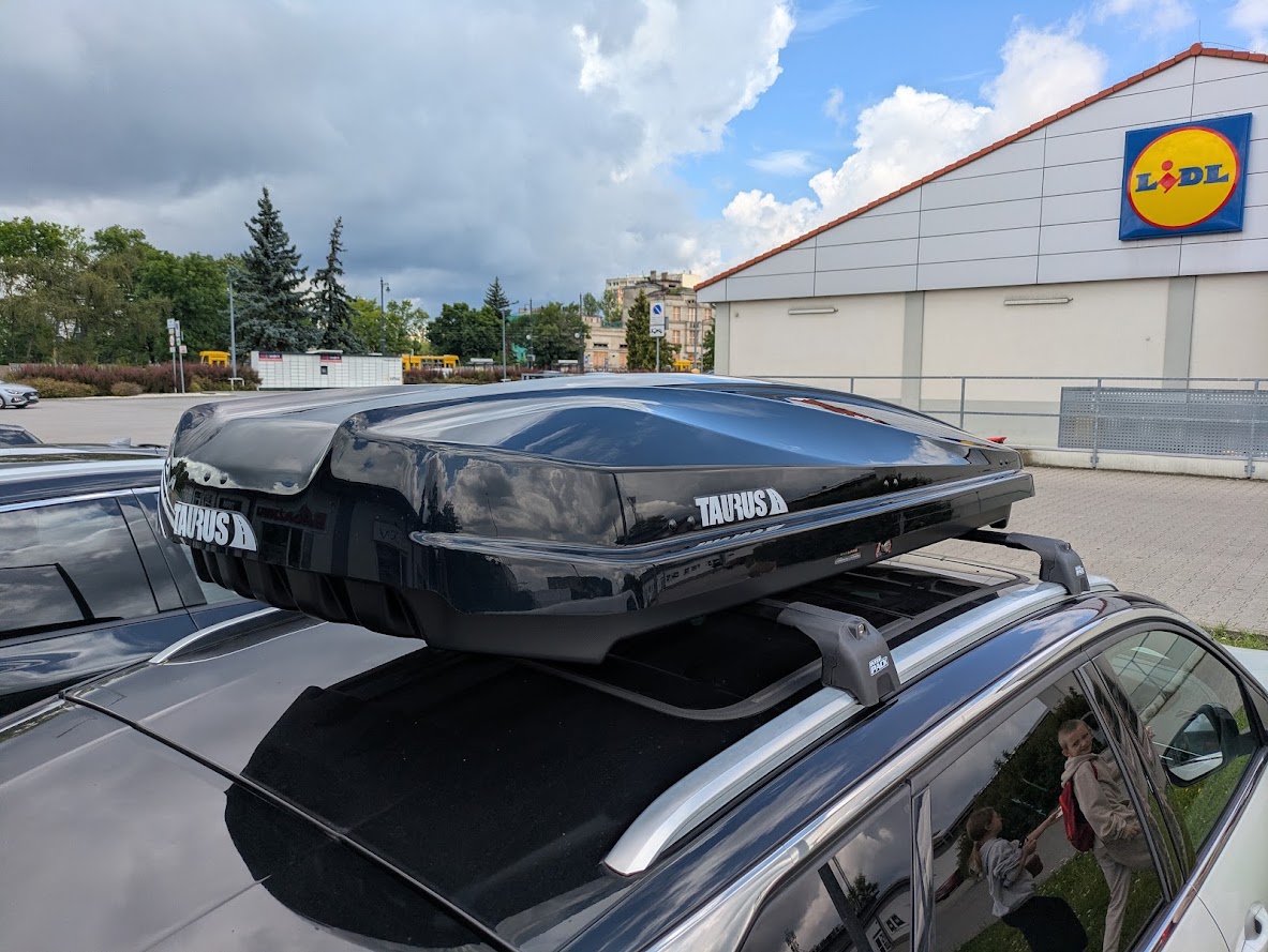 Niski box dachowy Taurus Strike 440 dopasowany do sylwetki Peugeot 3008